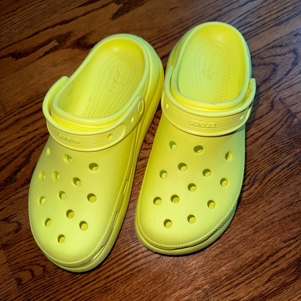 CROCS Yellow Mules & Clogs with Vibrant Design - Picture 3 of 4